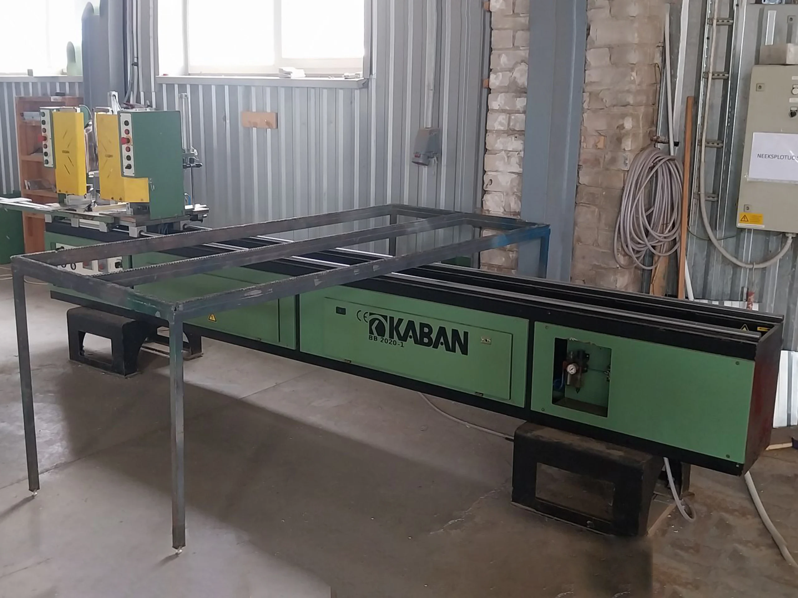 Plastikinių langų gamybos staklės, gamybos žaliavos